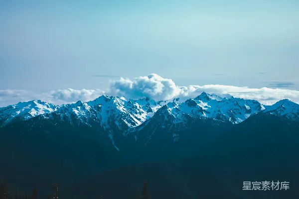 白天云层覆盖下的雪山覆雪