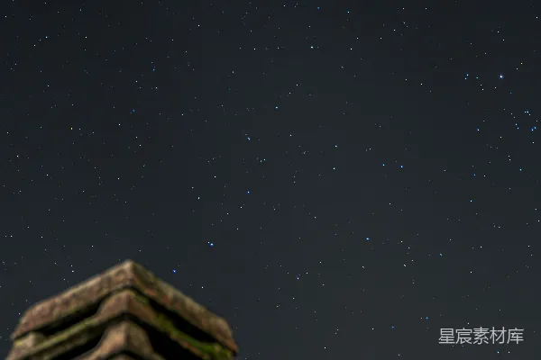 烟囱矗立在繁星点点的夜空背景中。