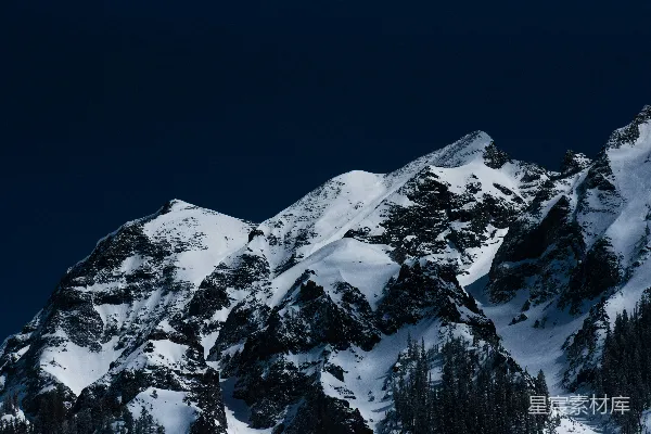 白天有皑皑白雪的山脉