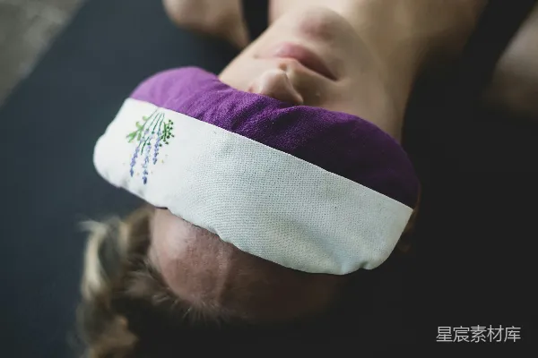 高清摄影 女人把紫色和白色的卫生巾放在 forehead 上
