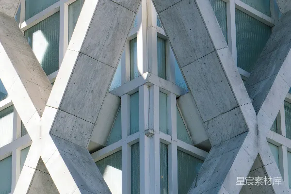 白天的灰白色混凝土建筑