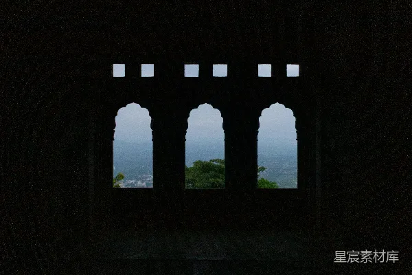 三 arch 形窗户展示着远处的风景。