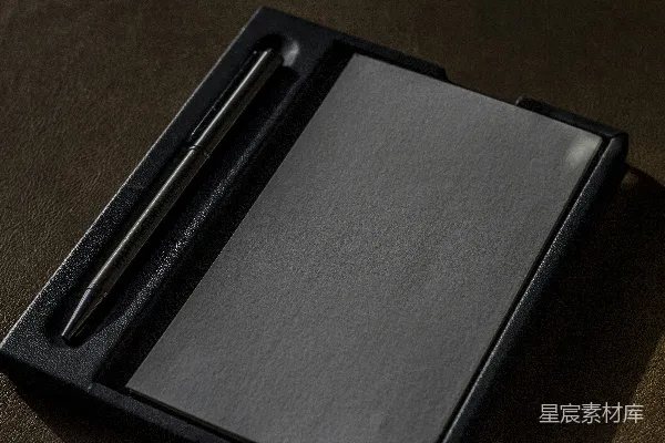 高清摄影 一支笔放在一个黑色盒子的顶部。