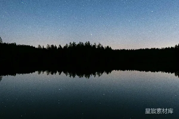 夜空倒映在湖面的静水中