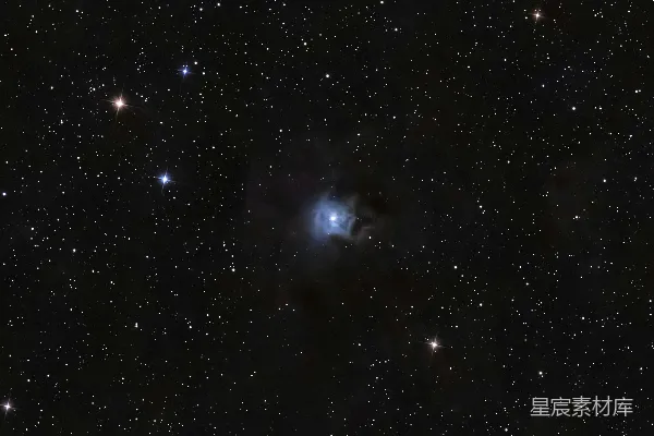 深空中一片蓝色的星云，周围环绕着无数星星。