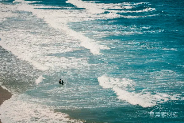 两个人在海边散步
