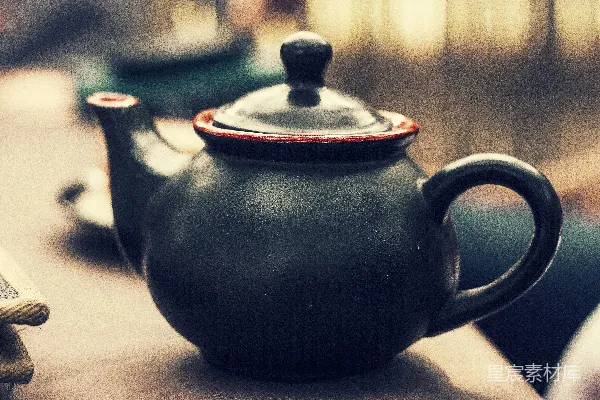 黑色和红色的陶瓷茶壶
