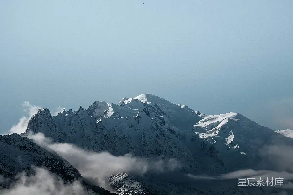 白天雪覆盖的山下是白色的天空