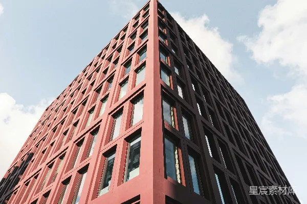一座高大的红色建筑有很多窗户