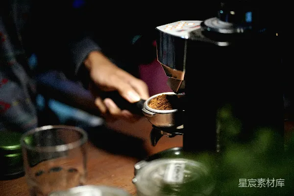 一个人正在制作一杯咖啡。
