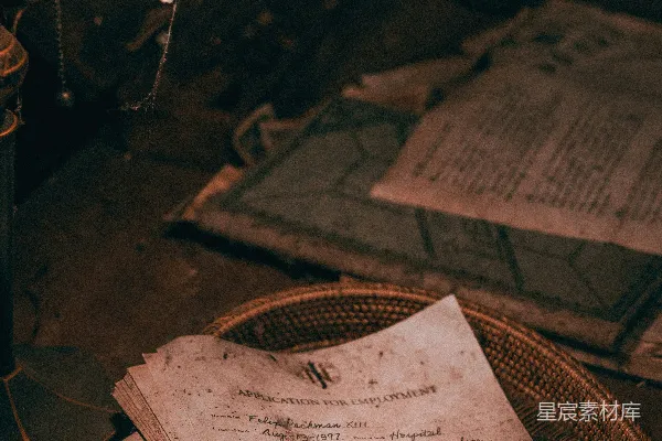 高清摄影 一张桌子上摆着一盏灯和一张纸。