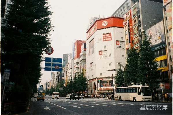 充满车辆和高大建筑的城市街道