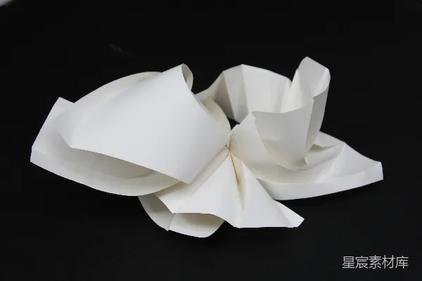 高清摄影 一个白色的物体特写在黑色的表面上。