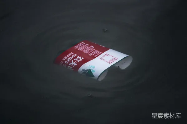 高清摄影 红色和白色标签的塑料杯