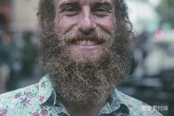 一个留着胡子的男人和一件花衬衫