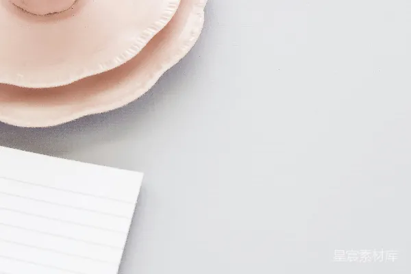 高清摄影 黑线纸在粉红色陶瓷杯和碟子旁边。