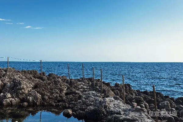 海岸上的灯塔，在背景中有水面。