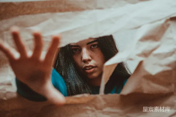 高清摄影 女人把手放在棕色的纸板上