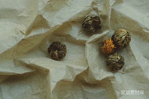 高清摄影 一束干花放在一张纸上。