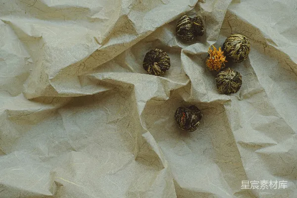 高清摄影 一张上面有几朵花的纸。