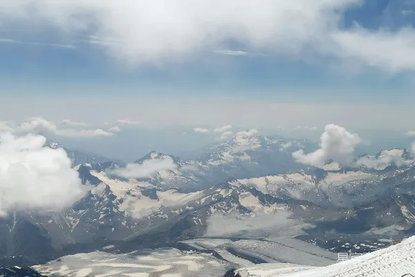 高山滑雪板上的一个人