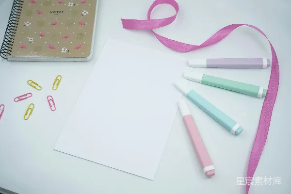 高清摄影 白色纸上的一条粉红丝带