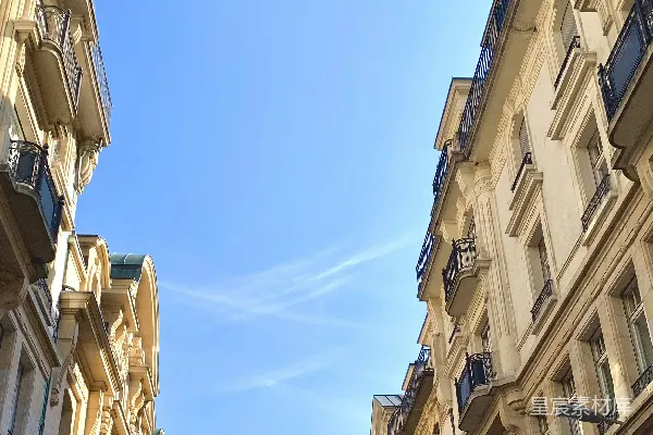 白天蓝天下 beige 颜色混凝土建筑的俯视摄影
