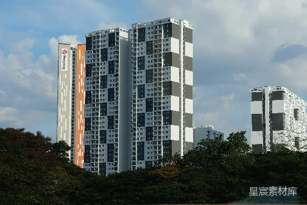 现代高层公寓建筑在阴天的背景下