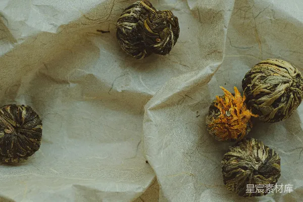 高清摄影 一堆干花放在一张纸上