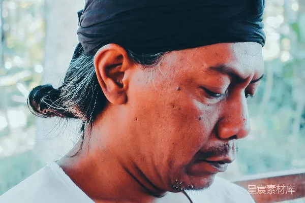 白色上衣的男人