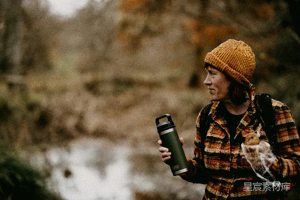 一个穿格子外套的女人拿着水瓶。