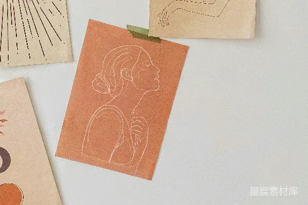 高清摄影 一面白色的墙上画有四幅不同的图画。