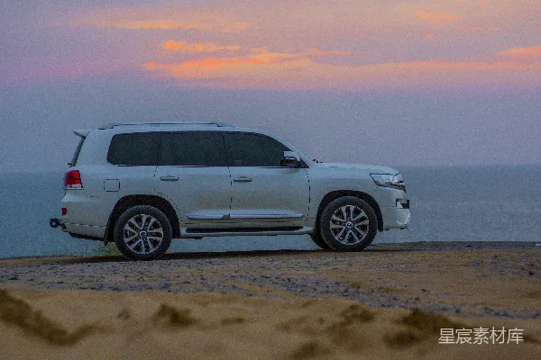 白色SUV停在海边。