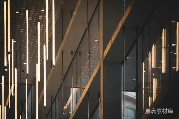一幢侧面悬挂着许多灯的建筑