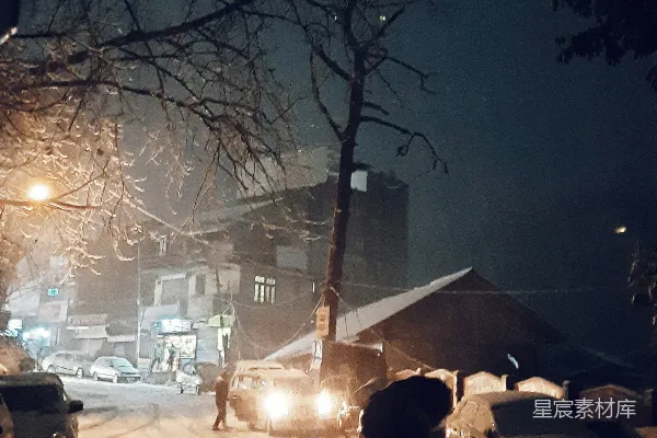夜晚一个人走在覆有白雪的街道上