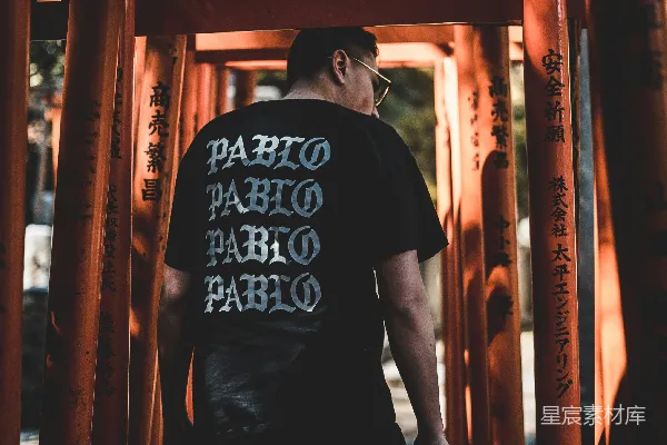 男人站在橙色金属框架之间