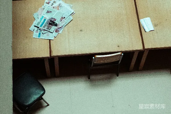 高清摄影 一张桌子，上面有椅子和报纸托盘