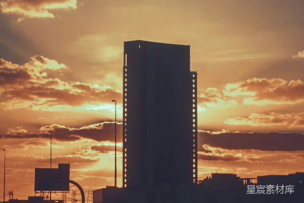 夕阳落到了一座高大建筑物的背后。
