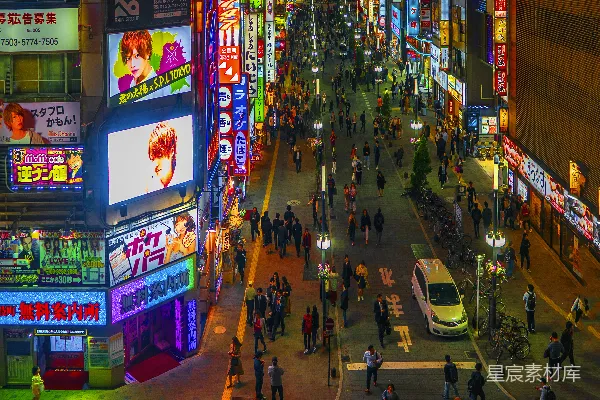 夜晚人们走在路上