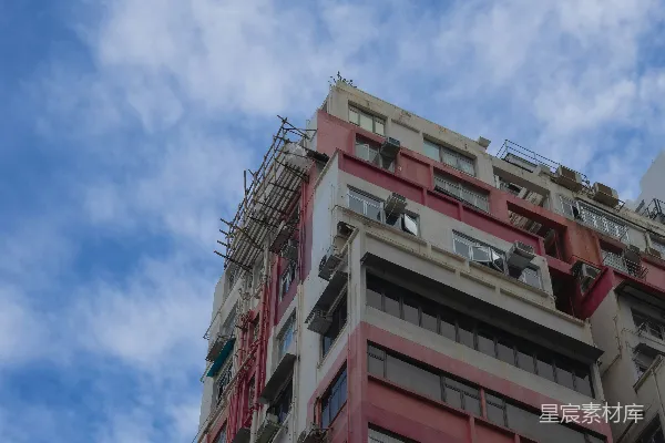 高耸的带有粉色和白色外墙建筑矗立在蔚蓝的天空中