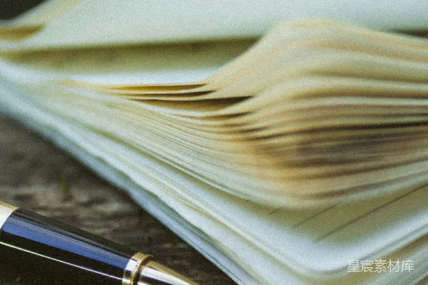 高清摄影 一支笔放在一堆文件的上面。