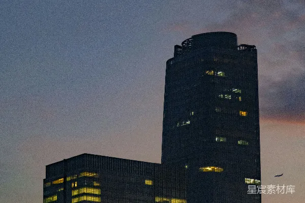 两座非常高的建筑紧挨着另一座非常高的建筑