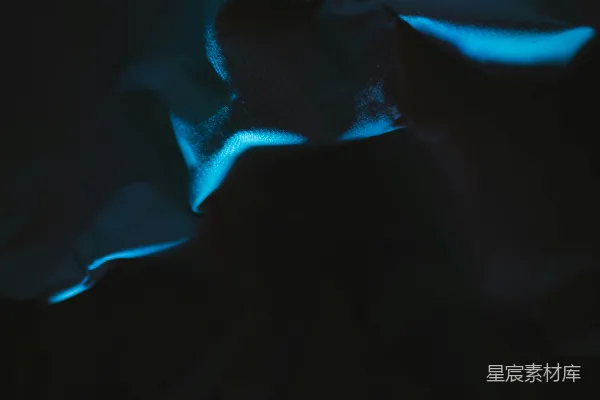 高清摄影 一部手机在黑暗中亮着。
