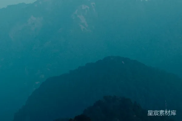 蓝天白云间翠绿与褐山的景象在白天。