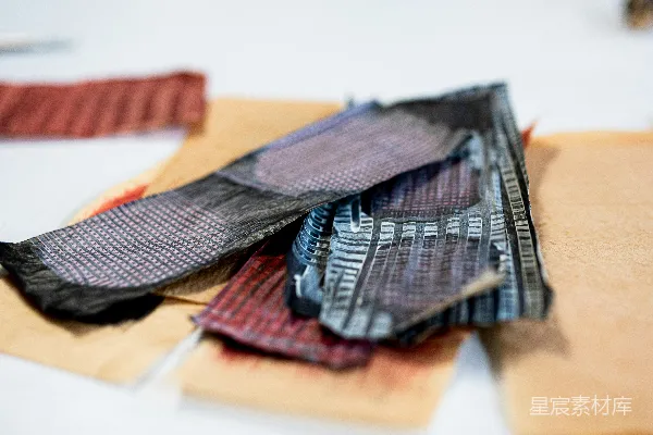 高清摄影 棕色和黑色的纺织品放在棕色的木桌上