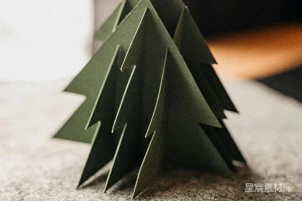 高清摄影 一张桌子上的绿色折纸圣诞树