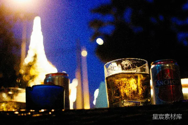 木质桌子上方摆放着一杯啤酒