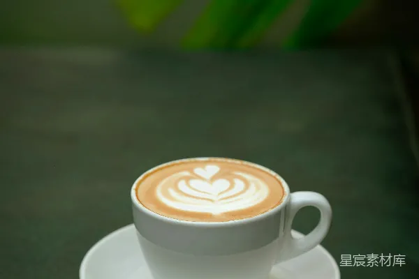 一杯卡布奇诺放在桌子上一个托盘上