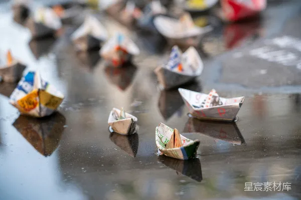 高清摄影 纸船漂浮在水坑里