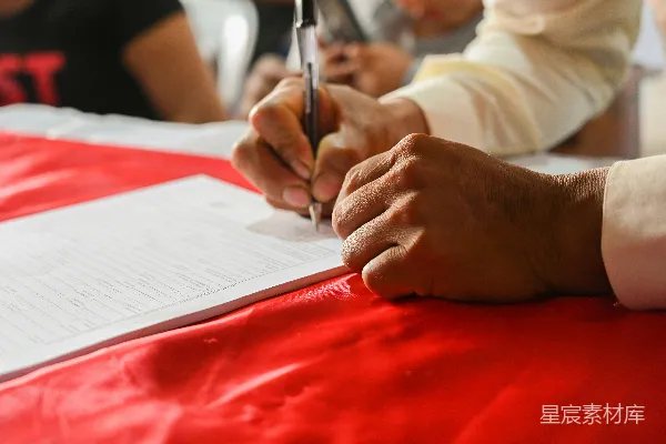 一个人在一张纸上写字。